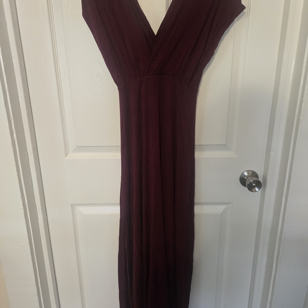 Elegant Burgundy V-Neck Maxi Dress